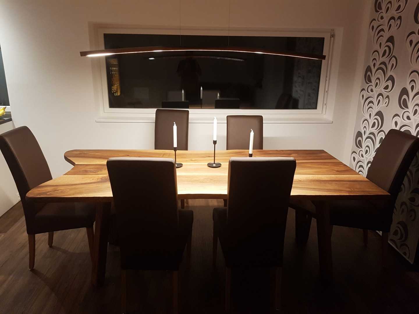 Esstisch mit Holzleuchte